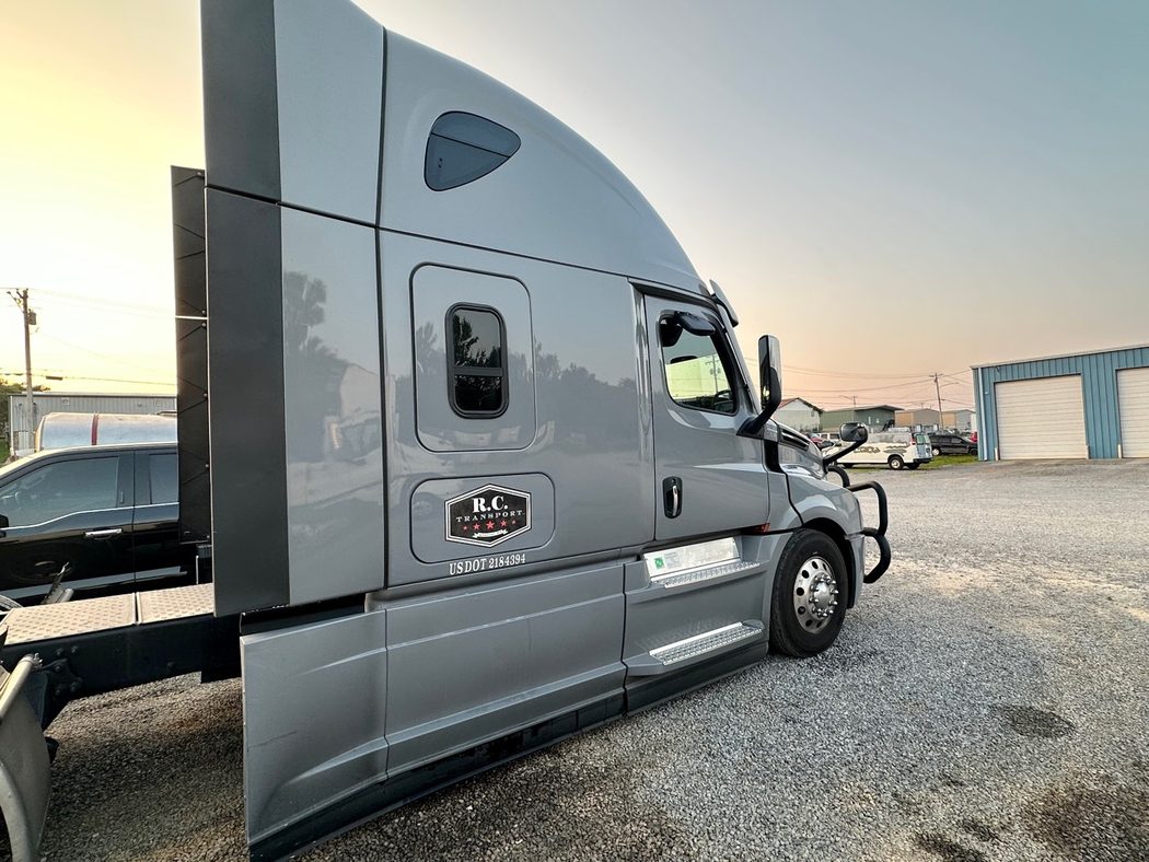 R.C. Transport truck and dry van equipment