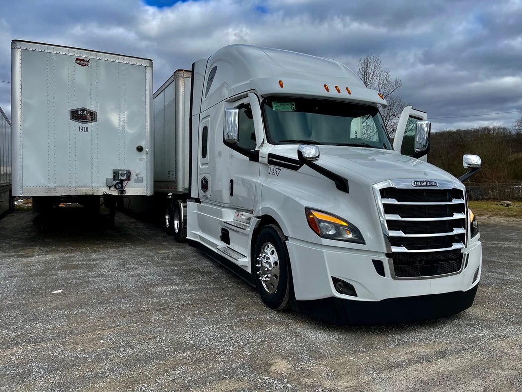 R.C. Transport truck and dry van equipment
